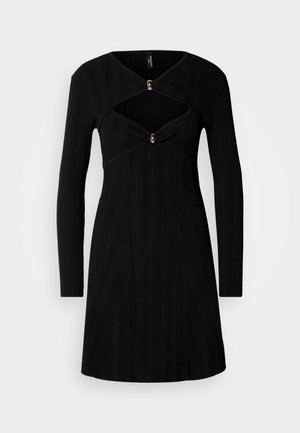 Robe noire à côtes avec manches longues, dotée d'un buste ajusté, d'un décolleté en V et de boutons dorés en accent au niveau de la poitrine.