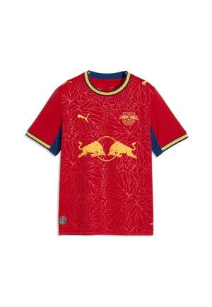 Czerwona koszulka piłkarska z krótkim rękawem z żółtymi logo Puma, dwoma żółtymi logotypami byków na środku oraz subtelnym wzorem liści na tkaninie.