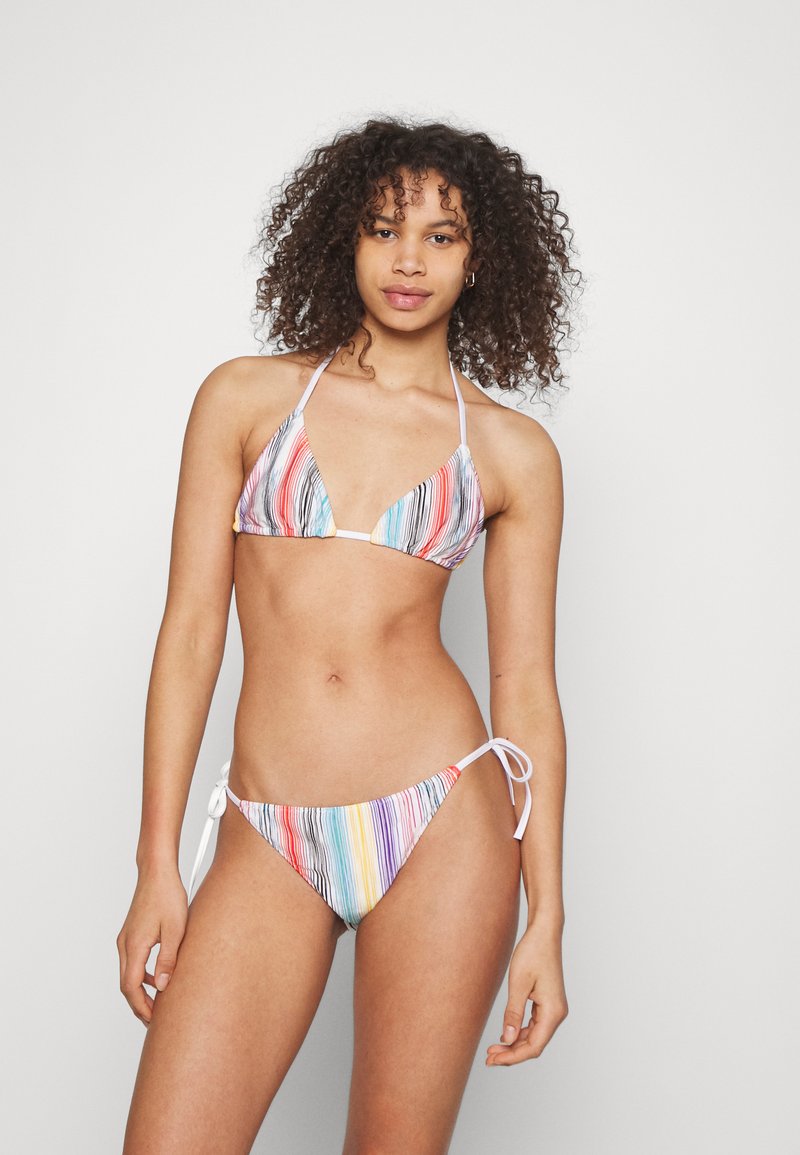 Set di bikini a righe con top triangolare e spalline sottili, e slip abbinati con lacci laterali, in colori vivaci e tessuto morbido.