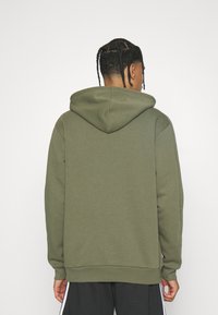adidas Sportswear ESSENTIALS 3 STRIPES FULL ZIP - Camisola com fecho - olive strata