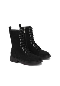 Botine negre din suede, cu vârful rotund, șiret la față, închidere cu fermoar pe lateral și talpă din cauciuc texturat. Prezintă ochiuri metalice.