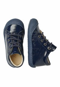 Scarpe in pelle verniciata blu navy con suola in gomma, design con lacci, punta arrotondata e dettagli testurizzati. Cuciture visibili e fodera interna beige.