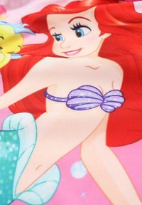 Tissu coloré avec un personnage de dessin animé aux cheveux rouges, portant un haut en coquillage violet sur un fond rose avec des bulles.