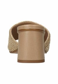 Geweven beige sandaal met een gestructureerde bovenkant, ronde achterkant en een stevige, massieve beige hak. Het dikke bandontwerp vergroot de stabiliteit.