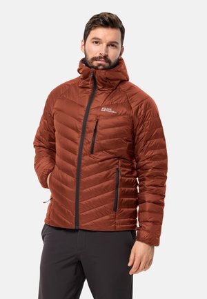 Rostfärgad puffjacka med huva, zippered framtill och två sidofickor. Har diagonala sömmar och en logotyp på vänster bröst.