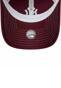 Bordeauxrotene Baseballkappe mit weißer Stickerei und einem holografischen Echtheitsaufkleber der MLB in der Mitte der Unterseite.