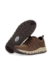 Chaussures de sport en suède marron et mesh avec une semelle en caoutchouc texturée, dotées d'un semelle intermédiaire rembourrée couleur beige et d'accents renforcés sur les côtés.