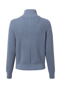 Niebieski sweter dzianinowy z wysokim dekoltem, ribbowaną fakturą i długimi rękawami, o dopasowanym dolnym wykończeniu i swobodnym fasonie.