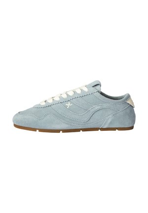 Hellblaue Wildleder-Sneaker mit weißen Schnürsenkeln, niedrigem Profil, genähten Designdetails und brauner Gummisohle auf weißem Hintergrund.