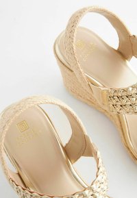 Next FOREVER COMFORT SQUARE TOE WEAVE - REGULAR FIT - Espadrilles - gold