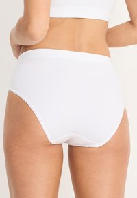 Białe, wysokie majtki bawełniane z gładką fakturą i elastycznym paskiem w talii. Posiadają klasyczny kształt slipów zapewniający pełne pokrycie.