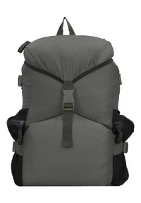 Dunkelgrauer Rucksack mit gepolstertem Oberteil, verstellbaren Riemen, seitlichen Netztaschen und einer zentralen Schnalle. Texturiertes Material mit glatter Oberfläche.