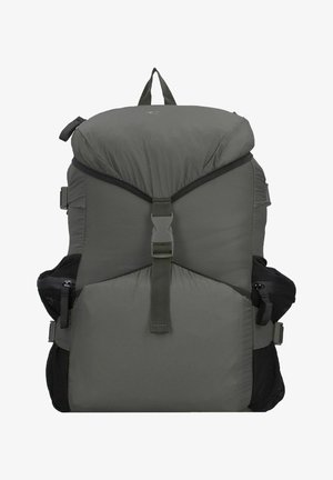 Mørkegrå rygsæk med polstret top, justerbare stropper, sidelommer i mesh og en central spænde. Teksturmateriale med en glat overflade.