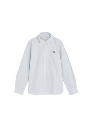 Camisa blanca de manga larga con finas rayas verticales grises, delantero abotonado, cuello abotonado y pequeño logo oscuro de calavera en el pecho izquierdo.