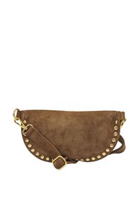 Sac à main en daim marron avec une forme incurvée, présentant des clous en ton or le long des bords et une bandoulière amovible pour un port polyvalent.