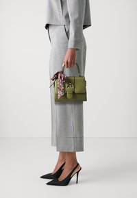 Pieces PCABEERA CROSS BODY - Käsilaukku - green olive