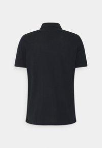 Černé polo triko z hladkého materiálu, s klasickým límečkem a krátkými rukávy, se rovnými lemy a bez viditelného značení.