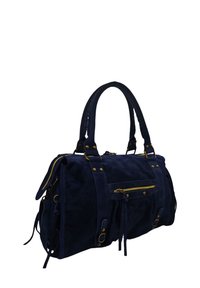 Sac en daim bleu marine, avec des accessoires en or, une poche zippée à l'avant et deux poignées supérieures avec un détail tressé. Liens latéraux ajustables.