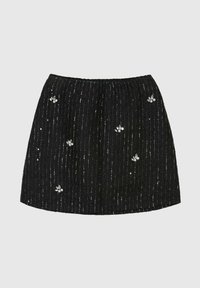 Jupe courte noire avec des rayures métalliques verticales, embellie de perles florales. Présente une taille élastique pour un confort optimal.