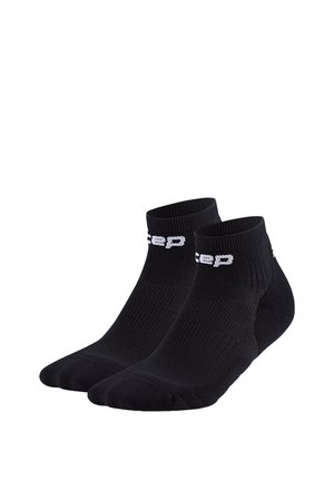 Paar schwarze Knöchelsocken mit weißem Markentext am gerippten Bündchen, die ein strukturiertes Strickmuster für Atmungsaktivität und Komfort zeigen.