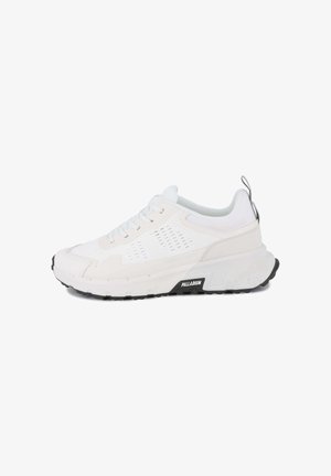 Baskets athlétiques blanches avec une tige texturée, des panneaux en mesh et une semelle en caoutchouc noire épaisse. Dotées d'une fermeture à lacets et d'une languette arrière pour faciliter l'enfilage.