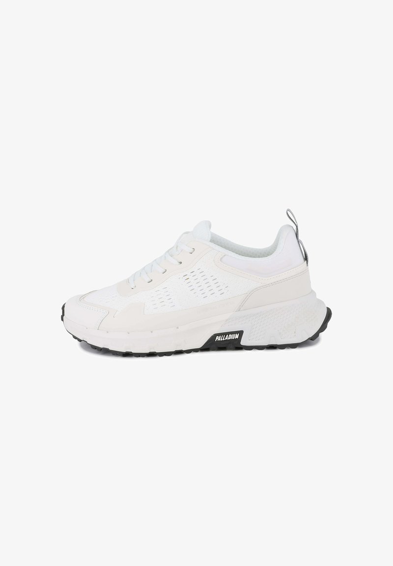 Baskets athlétiques blanches avec une tige texturée, des panneaux en mesh et une semelle en caoutchouc noire épaisse. Dotées d'une fermeture à lacets et d'une languette arrière pour faciliter l'enfilage.