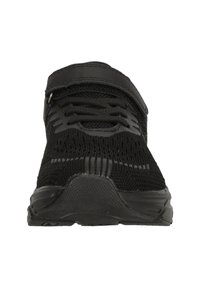 Schwarzer Sportschuh mit einem Obermaterial aus Mesh, runder Spitze und strukturiertem Sohlenbereich. Verfügt über einen Klettverschluss und herkömmliche Schnürsenkel für einen sicheren Sitz.