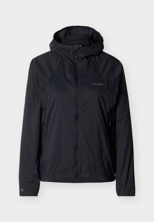 Μαύρο ελαφρύ μπουφάν με κουκούλα, πλήρες φερμουάρ μπροστά, πλαϊνές τσέπες με φερμουάρ και λογότυπο Salomon στο στήθος και στην μανσέτα του μανικιού.