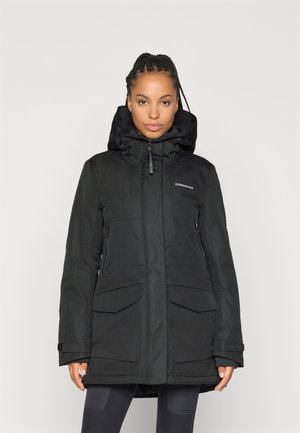 Zwarte waterdichte parka met capuchon, ritssluiting aan de voorkant en grote voorzakken; heeft een soepele textuur en een minimalistisch ontwerp.