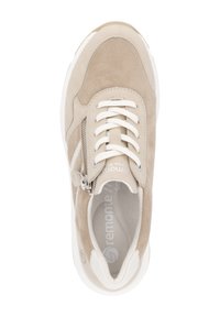 Sneakers en suede beige avec un bout rond, des lacets blancs, une fermeture éclair sur le côté et une semelle en caoutchouc blanc texturé. Comprend un logo sur la semelle intérieure.