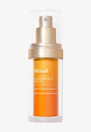 Flacon pompe en plastique transparent contenant le sérum orange Murad Environmental Shield Vita-C Glycolic avec un embout pulvérisateur et un bouchon dorés.