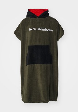 Poncho vert olive avec poche et capuche noires, présentant une doublure rouge et un logo "Quiksilver" blanc à l'avant. Tissu doux et texturé.