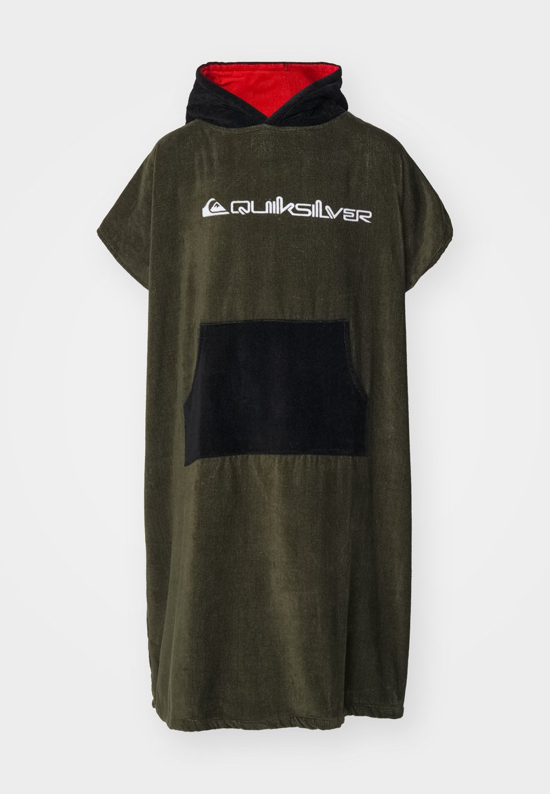 Poncho verde măsliniu cu buzunar negru și glugă, având o căptușeală roșie și logo-ul alb "Quiksilver" pe față. Material moale, texturat.