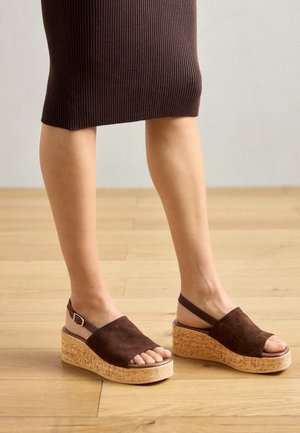 Pleištapadžiai sandalai - mocca