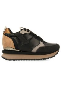 Sneaker noir et beige avec une texture brillante, des accents en daim et un détail de talon en or. Présente une semelle texturée et des coutures contrastantes.