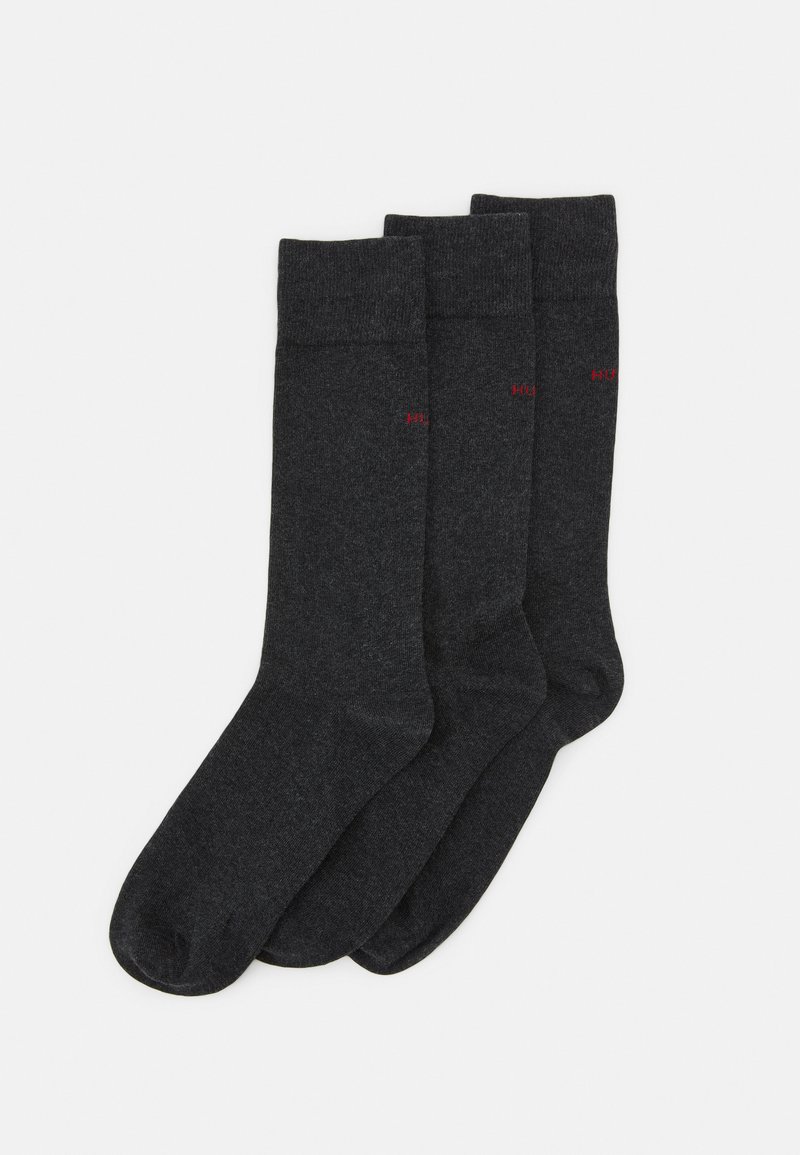 Drei Paar dunkelgraue Socken aus einem weichen Material, mit gerippten Bündchen und einem kleinen roten Logo, das auf einer Seite gedruckt ist.