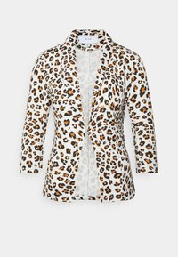 Vit blazer med svart och orange leopardmönster, långa ärmar och öppen framsida med en enda knappstängning.