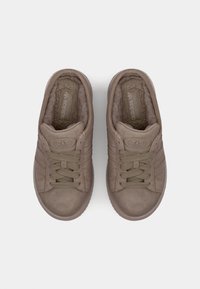 adidas Originals CAMPUS 00S WTR - Sporta apavi - earth strata/trace brown