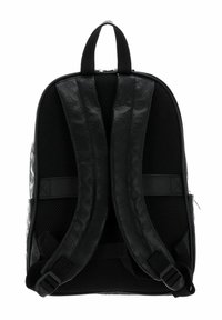 Sac à dos noir avec dos en mesh rembourré, bretelles noires texturées, fermeture éclair et détails de logo en relief sur les bretelles et le côté.