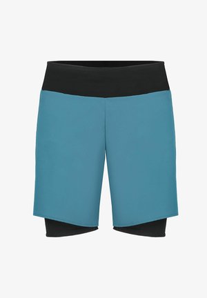 Pantaloncini sportivi a due strati con una larga fascia in vita nera, strato esterno blu e strato interno aderente nero che si estende leggermente più in basso.