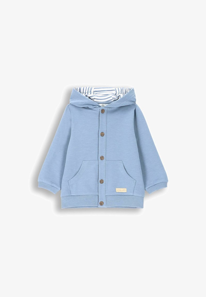 Jasnoniebieska bluza z kapturem z pasiastym wnętrzem, zapinana na guziki z dwiema przednimi kieszeniami. Miękka tkanina z prążkowanymi mankietami i dołem.