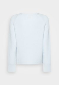 Jasnoniebieski dziany sweter z długim rękawem i prążkowanymi mankietami, pokazany z tyłu na białym tle.