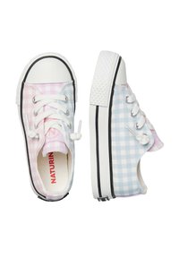 Laced canvas sneakers met een roze en blauwe ruitpatroon, witte rubberen neuskap en een zwarte accentstreep langs de zool.