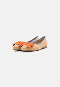 Balerini din suede bej cu vârful rotund, având o căptușeală interioară albastră și o fundă portocalie pe partea din față. Design cu toc plat.