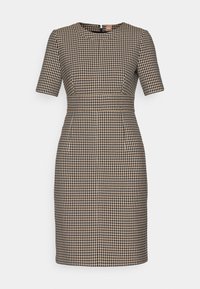 Robe ajustée longueur genou avec manches courtes, encolure ronde et petit motif à carreaux noir, beige et blanc.