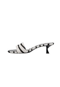 Mule open-toe in pelle a strisce bianche e nere con pelo, dotato di tacco a blocco e fodera interna liscia.