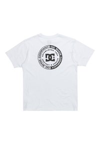 Bílá bavlněná tričko s velkým černým kruhovým grafickým motivem na zadní straně, zobrazující nápisy "DC SHOE COMPANY" a "ESTABLISHED 1994".