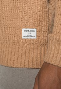 Jack & Jones JCODALTON CREW NECK - Camisola - tannin/solid