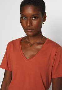 Cream NAIA - T-shirt básica - baked clay