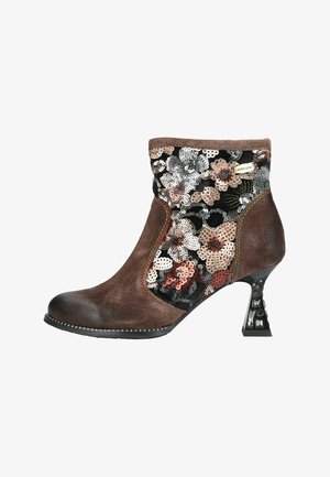 Stivaletto in camoscio marrone con tacco quadrato decorato con strass e tessuto a paillettes floreali sul lato e sulla parte superiore.